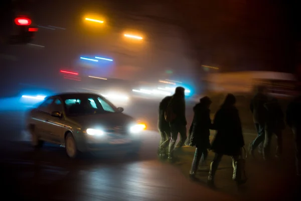 Gente di strada di città impegnata su attraversamento di zebra — Foto Stock