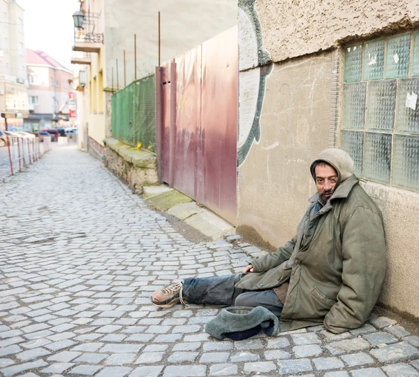 Bezdomovec muž na ulici — Stock fotografie