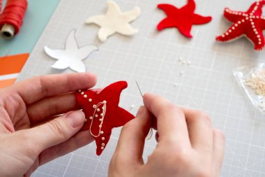 DIY talimatı. Adım adım özel ders. Yaz dekoru yapmak - keçeden yapılmış deniz yıldızlarından yapılmış halat çelengi. El aletleri ve malzemeler. Adım 3