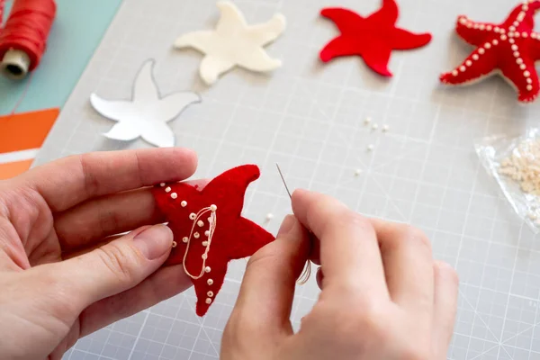 DIY instructie. Stap voor stap handleiding. Zomer decor maken - touw krans met zeesterren van vilt. Ambachtelijk gereedschap en benodigdheden. Stap 3 — Stockfoto