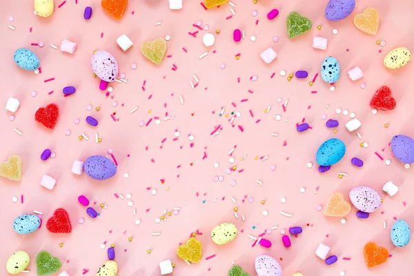 Top vista tiro de arranjo decoração Feliz feriado de Páscoa conceito de fundo. Flat colocar ovos de coelho coloridos na bela mesa rosa. Espaço de cópia. — Fotografia de Stock