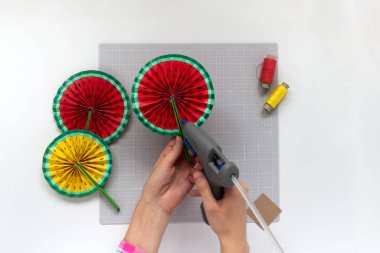 DIY talimatı. Adım adım özel ders. Yaz doğum günü partisi için dekorasyon yapıyorum. Kırmızı ve sarı karpuz fanı. El aletleri ve malzemeler. 7. Adım