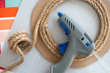 DIY talimatı. Adım adım özel ders. Yaz dekoru yapmak - keçeden yapılmış deniz yıldızlarından yapılmış halat çelengi. El aletleri ve malzemeler. Beşinci adım.