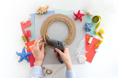 DIY talimatı. Adım adım özel ders. Yaz dekoru yapmak - keçeden yapılmış deniz yıldızlarından yapılmış halat çelengi. El aletleri ve malzemeler. Beşinci adım.