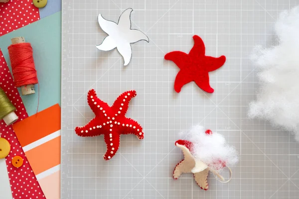 Instrução DIY. Tutorial passo a passo. Fazendo decoração de verão - grinalda de corda com estrelas do mar feitas de feltro. Artesanato ferramentas e suprimentos. Passo 4 — Fotografia de Stock