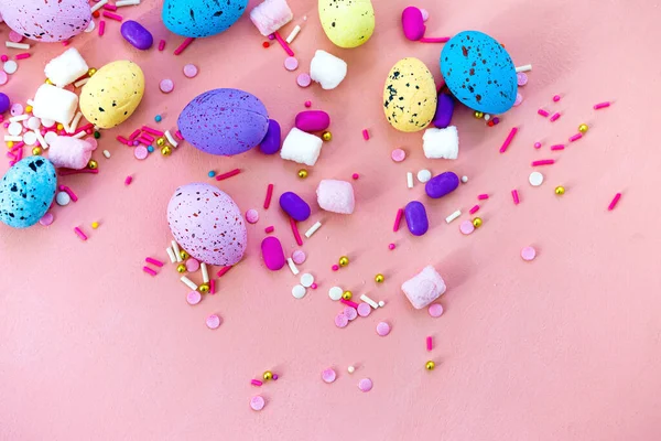 Decoração Feliz feriado de Páscoa conceito de fundo. Ovos de coelho coloridos na bela mesa rosa. — Fotografia de Stock