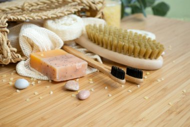 Sıfır atık, doğal organik banyo aletleri. Plastiksiz hayat yok. Ekolojik cilt bakımı, vücut tedavisi konsepti. Bilinçli Minimalizm Vegan Yaşam Tarzı. Yeniden Kullan Geri Dönüşümü Azalt