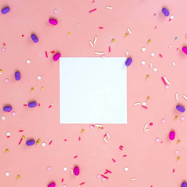 Top vista decoração variados doces de goma e doces de geléia conceito de fundo feliz feriado. Flat lay colorido doce na bela mesa rosa. Espaço de cópia. — Fotografia de Stock