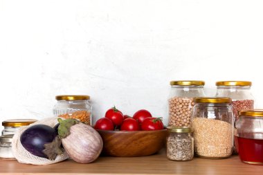 Sıfır atık biyolojik gıda depolama ve alışveriş konsepti. Tekstil torbaları, cam kavanozlar, ahşap kaseler. Eko dostu plastik düşük atık yaşam tarzı. Boşluğu beyaz arkaplan kopyala.