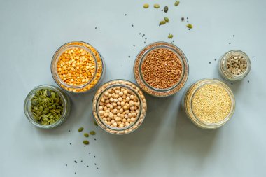 Sıfır atık dükkanında organik biyokütle ürünleri. Mutfaktaki yiyecek deposu düşük atık yaşam tarzında. Masadaki cam kavanozlarda tahıl ve tahıllar. Plastik ücretsiz bakkaldan çevre dostu alışveriş.