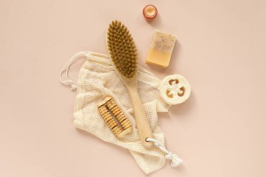 Çevre dostu güzellik ürünleri, doğal organik banyo aletleri. Plastiksiz hayat yok. Ekolojik cilt bakımı, vücut tedavisi konsepti. Bilinçli Minimalizm Vegan Yaşam Tarzı. Yeniden Kullan Geri Dönüşümü Azalt.