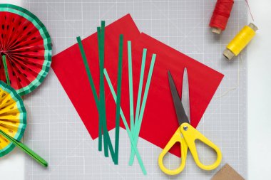DIY talimatı. Adım adım özel ders. Yaz doğum günü partisi için dekorasyon yapıyorum. Kırmızı ve sarı karpuz fanı. El aletleri ve malzemeler. Adım 2