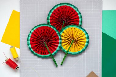DIY talimatı. Adım adım özel ders. Yaz doğum günü partisi için dekorasyon yapıyorum. Kırmızı ve sarı karpuz fanı. El aletleri ve malzemeler. Adım 8 - Son