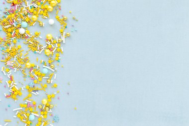 Tatil tasarımları, parti, doğum günü, düğün davetiyesi için arkaplan şekeri serpiştirilmiş afiş