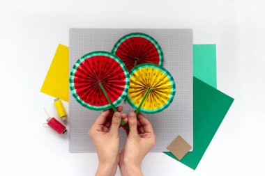 DIY talimatı. Adım adım özel ders. Yaz doğum günü partisi için dekorasyon yapıyorum. Kırmızı ve sarı karpuz fanı. El aletleri ve malzemeler. Adım 8 - Final