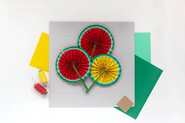 DIY talimatı. Adım adım özel ders. Yaz doğum günü partisi için dekorasyon yapıyorum. Kırmızı ve sarı karpuz fanı. El aletleri ve malzemeler. Adım 8 - Final