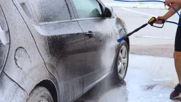 Car washing Cleaning car using high pressure water Contactless self-service — Stock Video