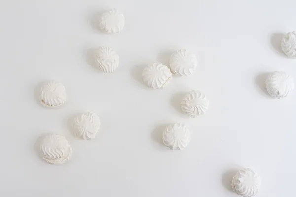 Vue du dessus des marshmallovs lettons - zefiri sur fond blanc — Photo