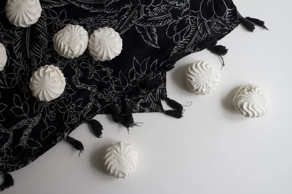 Ovansida av lettiska marshmallovs - zefiri på vit bakgrund med mörk blommig duk — Stockfoto