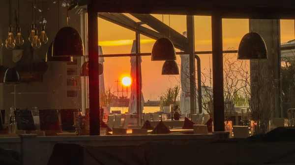 Sopot, Polonya. 20 / 09 / 2020 Gündoğumu sırasında Sopot 'taki Restoran.