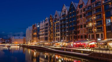 Gdansk 'ın eski kasabasındaki Motlawa Nehri' nin panoramik manzarası. Polonya. Avrupa.