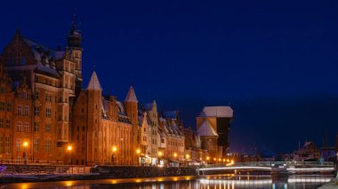 Gdansk 'ın eski kasabasındaki Motlawa Nehri' nin panoramik manzarası. Polonya. Avrupa.
