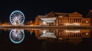 Gdansk 'ın kış şehri alacakaranlıkta dönme dolapla, Polonya