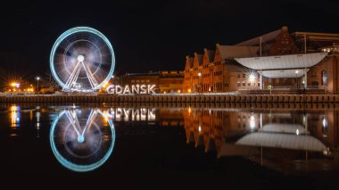 Gdansk 'ın kış şehri alacakaranlıkta dönme dolapla, Polonya