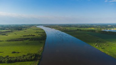 Polonya, Gdask yakınlarındaki Vistula Nehri. Przegalin 'e kilitlen.