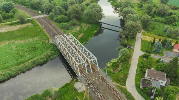 Rio Motawa Flui Suavemente Entre Campos Verdes Uma Ponte Ferroviária — Fotografia de Stock