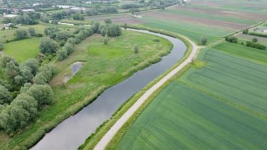 Motawa Nehri yeşil alanlar arasında sorunsuzca akar. Polonya.