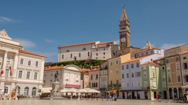 Slovenya 'nın Piran kentindeki Tartini Merkez Meydanı manzarası.