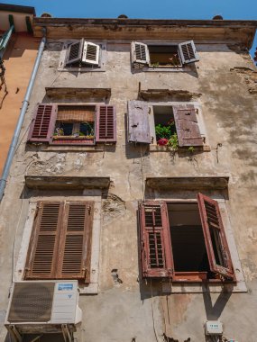 Slovenya 'nın Piran kentinde pencereleri olan bir binanın cephesi.