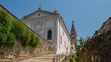 Slovenya, Piran 'daki Aziz Georges Kilisesi. Kilise Venedik Rönesans mimarisi tarzında inşa edildi..