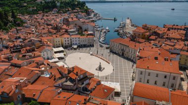 Slovenya 'nın Piran kentindeki Tartini Merkez Meydanı manzarası.