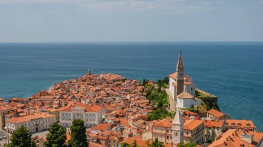 Slovenya 'daki Piran peri masalı kasabasının havadan görünüşü.