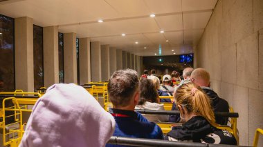 Slovenya 'daki Postojna mağarasına gezi için turist treni.