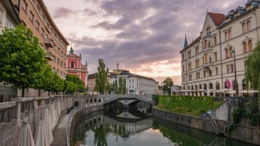 Gündoğumundan kısa bir süre sonra Slovenya 'nın Ljubljana kentindeki Üçlü Köprü manzarası.