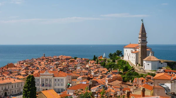 Slovenya 'nın Piran kentindeki Tartini Merkez Meydanı manzarası.