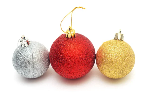 Drie Kerstballen Geïsoleerd Witte Achtergrond Rode Gouden Zilveren Ballen — Stockfoto