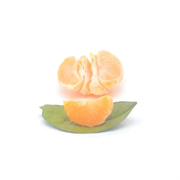Fatia de mandarim em folha verde e meio mandarim isolado no fundo branco — Fotografia de Stock