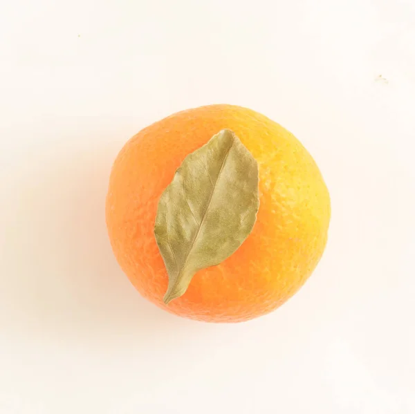 Vue de dessus, une mandarine entière avec feuille verte. — Photo