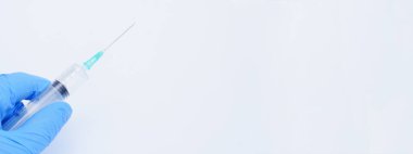 Beyaz arka planda aşı yaptıktan sonra tek kullanımlık şırınga doktorda..