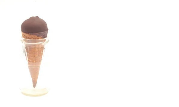 Cône de glace au chocolat en petite bouteille de verre sur fond blanc, copyspace — Photo