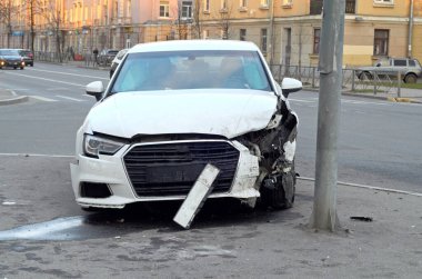 Kutuptaki kaza sonucu hasar gören arabanın ön kısmı. Araba kazası sigortası.