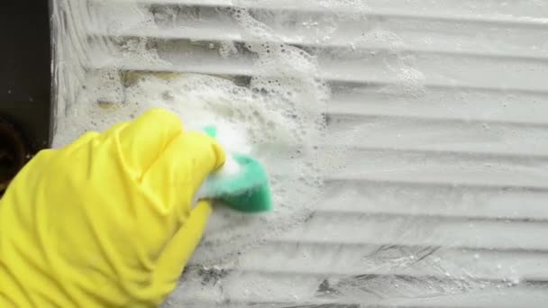 Spălarea bucătăriei folosind o soluție de detergent cu spumă — Videoclip de stoc