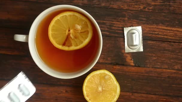 Adam bir fincan limonlu çaya hap atıyor. Sonbahar soğuk, hastalık — Stok video