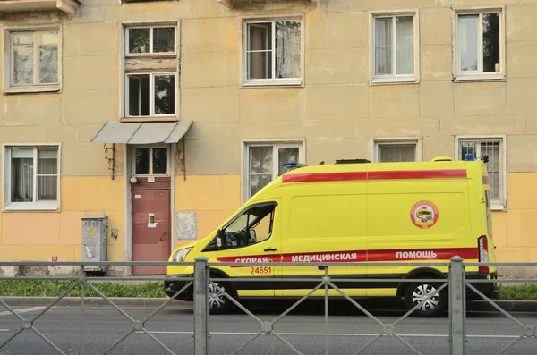 Szentpétervár, Oroszország - június 30,2021: Egy mentő áll a háznál egy beteg hívására — Stock Fotó