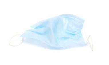 Buruşuk tıbbi maske beyaz arkaplanda izole edilmiş.