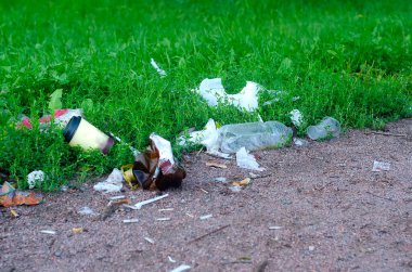 Parktaki plastik kirliliği kapat..